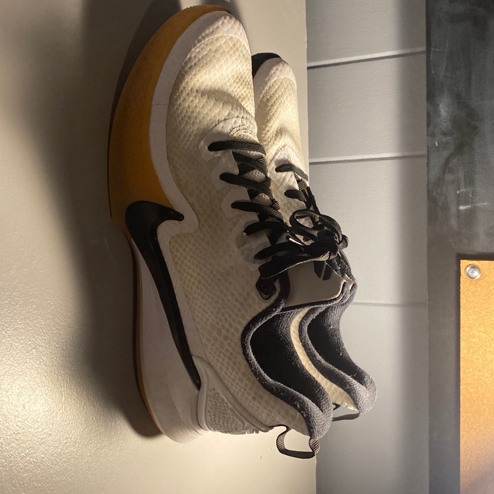 KOBES! Size 8 slightly used. STILL VERY GOOD CONDITION